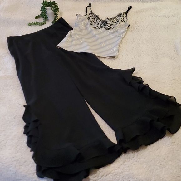Studio I Pants - BEAUTIFUL BLACK DRESS PANTS WITH SCALLOPED LEGS